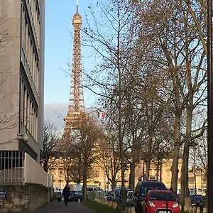 Pour Deux Face A La Tour Eiffel Paris